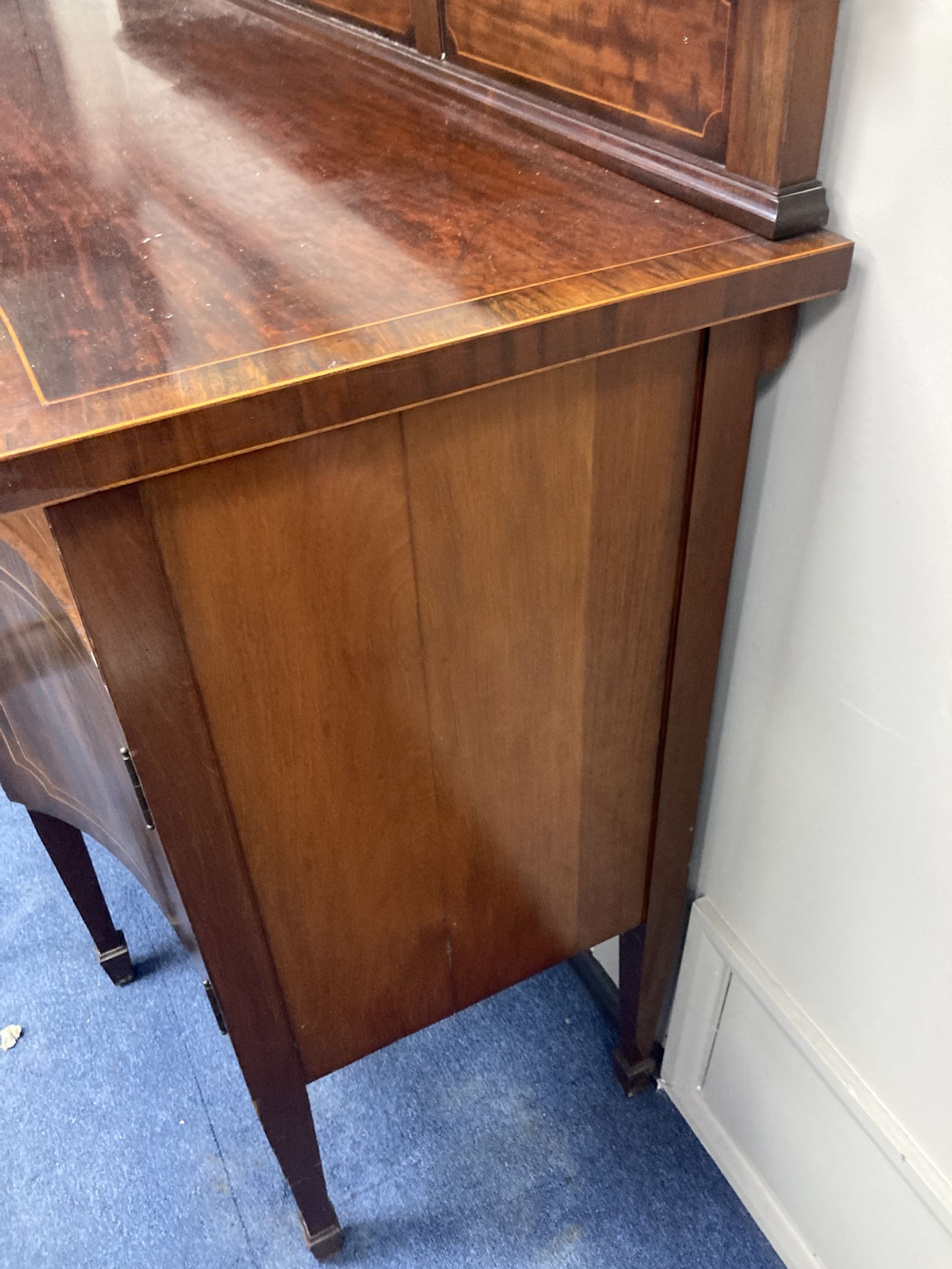 An Edwardian inlaid mahogany serpentine fronted sideboard, length 184cm, depth 68cm, height 112cm